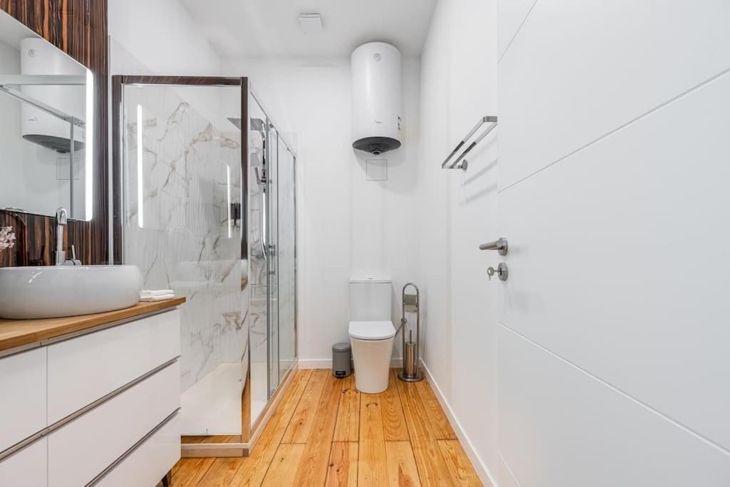 Charming 2br W Terrace & Garden Appartement *