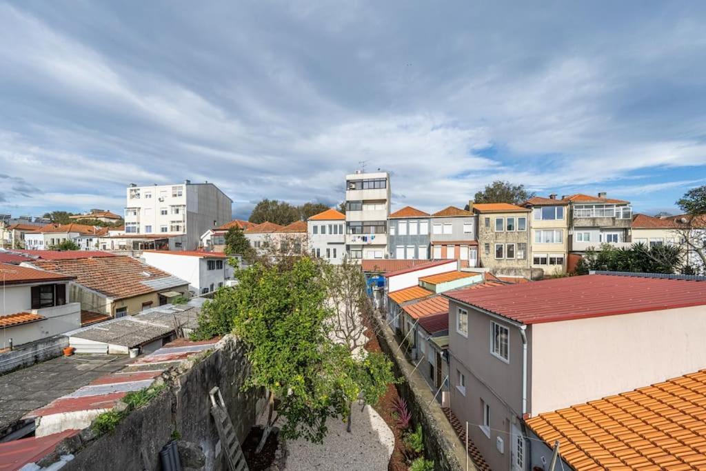 Charming 2br W Terrace & Garden Apartamento